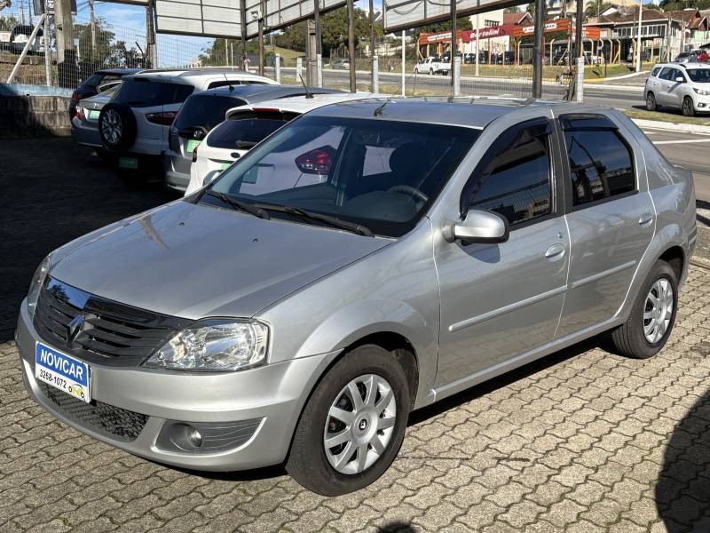 RENAULT - LOGAN - 2013/2013 - Prata - R$ 33.000,00
